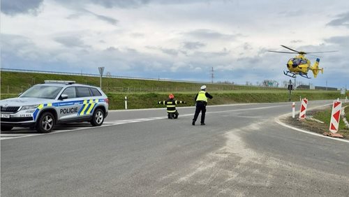 Kolize osobních vozidel skončila vyproštěním zraněných