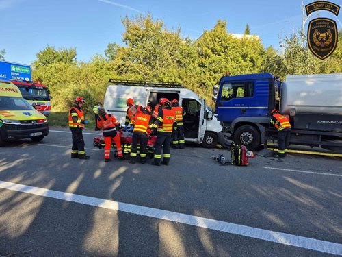 Ve Starém Městě se srazila cisterna s dodávkou: Čtyři zranění a uzavřená silnice