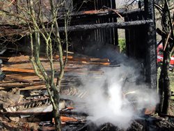 Požár kompostéru se přenesl i na stodolu.