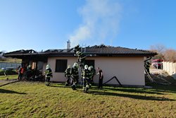  Požár rodinného domu v Mirošovicích, zasahovalo šest hasičských jednotek