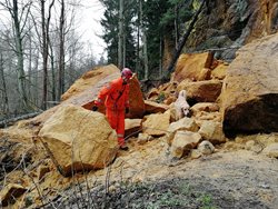 Hasiči vyjížděli k utrženému skalnímu bloku v Lindavě