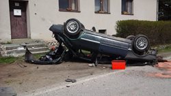 Auto se po nárazu do domu převrátilo na střechu