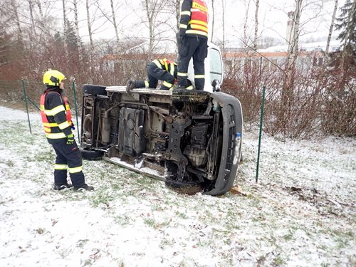 Série dopravních nehod zaměstnala dnes dopoledne hasiče v celém kraji