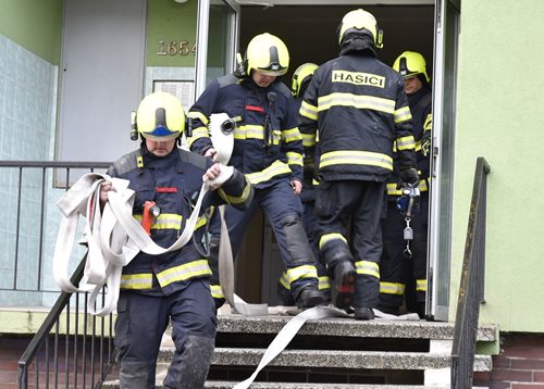 Při požáru bytu se jedna osoba nadýchala kouře