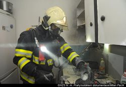 Do společné ventilace domu v Pavlíkově ulici se rozšířil požár potravin, hasiči digestoř museli rozebrat