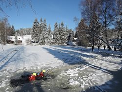 Hasiči cvičili záchranu osoby propadlé na zamrzlé hladině