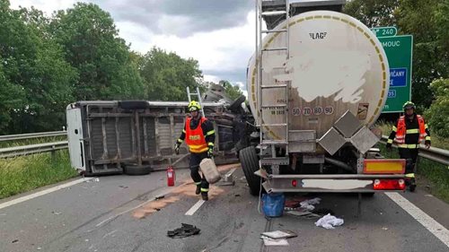 Dodávka narazila do cisterny. Dálnice D35 byla na několik hodin uzavřena