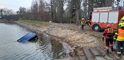 Automobil z rybníka vyprostili hasiči technickým speciálem