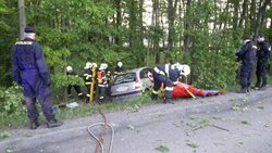 Hydraulické vyprošťovací zařízení hasiči použili hned u dvou nehod