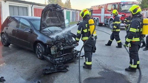 Auto začalo hořet jen pár metrů od garáží. Hasiči zabránili větším škodám