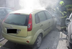 Požár osobního vozidla ohrožoval další zaparkovaná auta