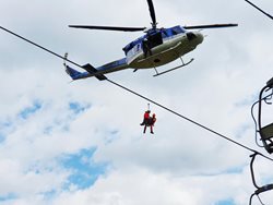 VIDEO: Hasiči-lezci trénují záchranu z lanovky. Pomáhá i vrtulník