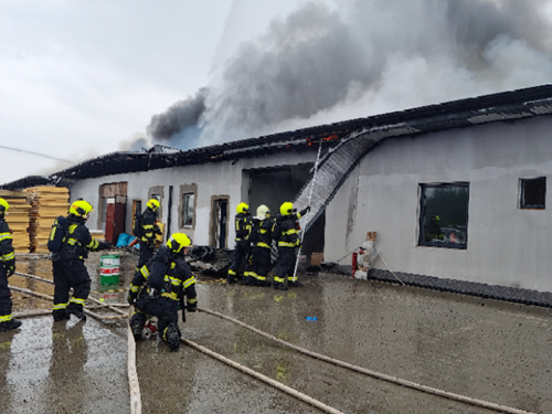 Požár v pneuservisu způsobila pravděpodobně závada na baterii nákladního auta