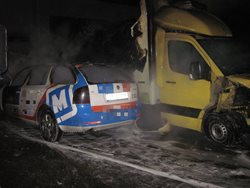 V areálu autoopravny ve Valašském Meziříčí požár poškodil dva automobily
