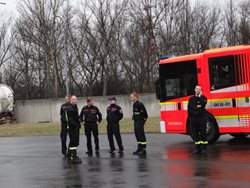 Čeští a polští hasiči cvičí extrémní jízdy na polygonu v Ostravě-Přívoze