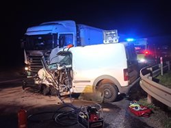Dopravní nehoda dodávky a kamionu u Blatna