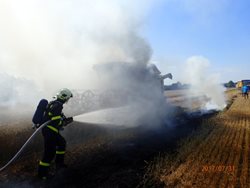 Požár kombajnu na ostravském poli se škodou tři miliony korun