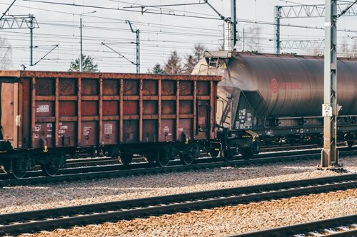 Nebezpečný výstup na cisternový vagón skončil zásahem elektrického proudu