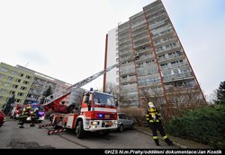 Nedbalost při kouření byla příčinou požáru při kterém se na lodžii obytného domu na Praze 4 zranila jedna osoba