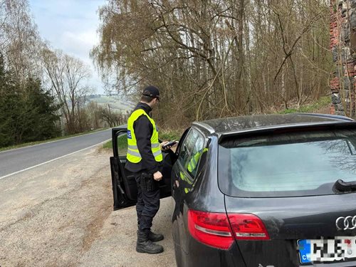 Šestnáctiletý za volantem ohrozil posádku