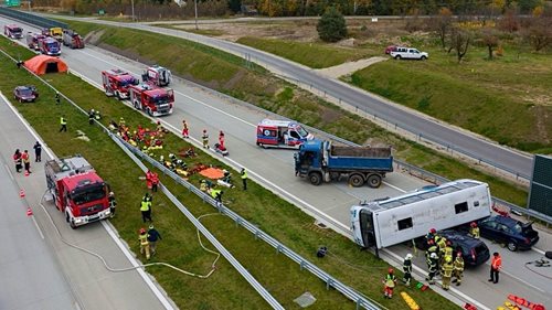 Na Pražském okruhu probíhá simulace hromadné nehody. Zasahují desítky záchranářů