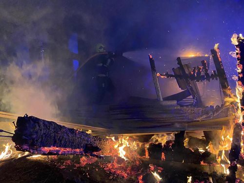 Požár přístřešku u rodinného domu v Sobědruhách na Teplicku