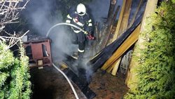 Nedbalost vysypání popela do plastové popelnice zapříčinila požár dřevníku