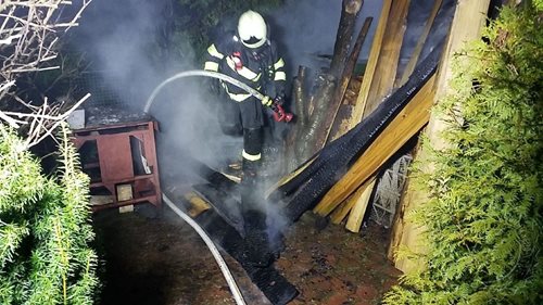 Nedbalost vysypání popela do plastové popelnice zapříčinila požár dřevníku