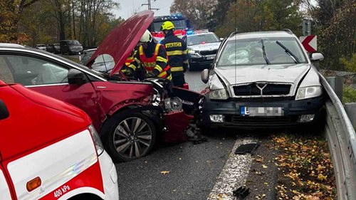 Střet dvou osobních aut si vyžádal dva zraněné. Na místě zasahovaly všechny složky IZS