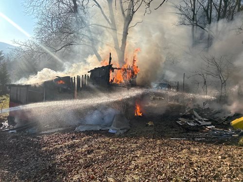 První svátek vánoční přinesl desítky výjezdů hasičů. Hořelo i zasahovalo se u nehody