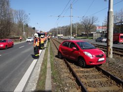 Vyprošťování toyoty z kolejiště v ostravských Hulvákách omezilo dopravu FOTOGALERIE