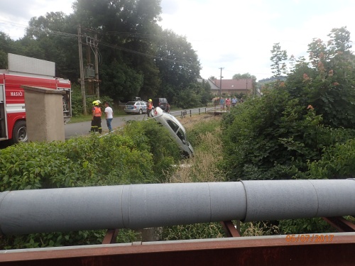 Vyprošťování auta téměř „zapíchnutého“ v potoce v Třemešné