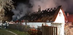 Při požáru stodoly na Benešovsku ohrozil hasiče výbuch tlakové lahve