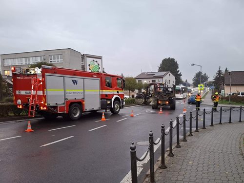 Srážka traktoru s autem: Řidičku museli hasiči vyprostit 