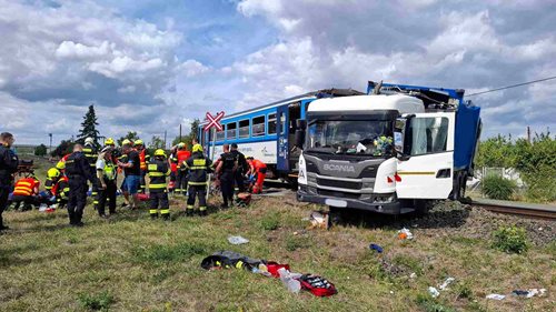 Vážná nehoda na železničním přejezdu. Vlak se střetl s nákladním vozem, zranilo se sedm lidí
