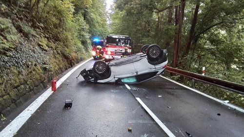 Auto se převrátilo na střechu, zraněný skončil v péči záchranářů