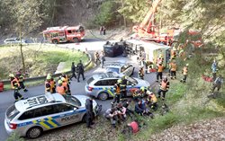 Při simulované dopravní nehodě utekl převážený vězeň