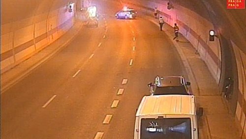 Nehoda v tunelu dočasně uzavřela dopravu. Tvořily se dlouhé kolony