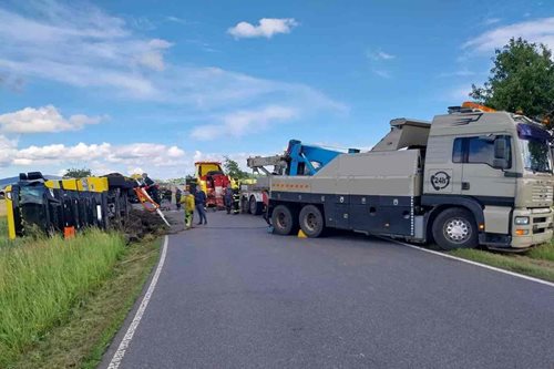 Převrácená cisterna s benzínem a naftou uzavřela silnici na více než 12 hodin