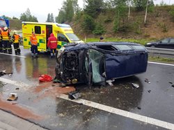 Pro zraněného řidiče na dálnici u Příbrami letěl vrtulník