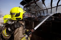 Večerní požár  v průmyslovém areálu v Litovli po třech hodinách hasiči  zcela zlikvidovali