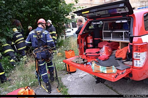 Vyproštění bezdomovce zaklíněného v mřížích opuštěného domu  v Děčíně