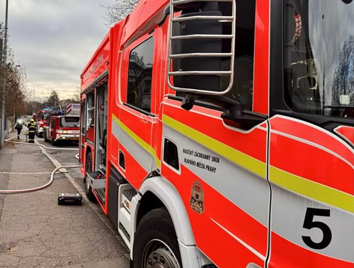 Požár výškové budovy ohrozil desítky osob