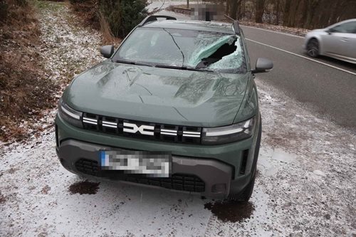 Uvolněný led z nákladních vozidel ohrožuje řidiče