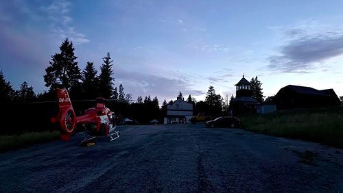 Dva náročné zásahy během jediného dne. Vrtulník pomáhal turistkám v horách