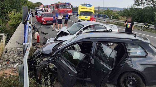 Hromadná nehoda u Otrokovic. Auto vjelo do protisměru a postupně se střetlo se třemi vozy