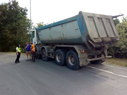 Nehoda na přejezdu v Chebu uzavřela provoz na trati.Nákladní auto poškodilo závoru na přejezdu 