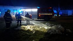 Při požáru v přádelně zasahovalo pět jednotek hasičů