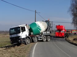 Bizon a jeřáb vyprošťovali na Opavsku těžký domíchávač v příkopu