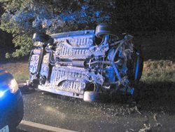 Tři osoby odvezeny do nemocnice po nehodě Peugeotu v Bílovicích.
